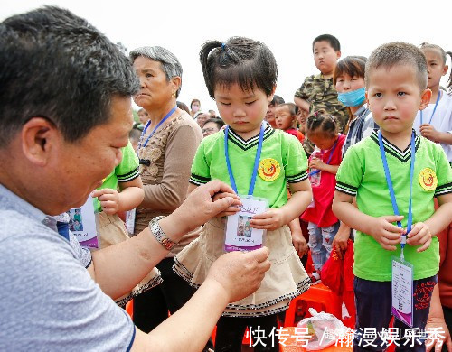 生双胞胎|30多对双胞胎相聚农村景区，还有一四胞胎，看看他们长得像么
