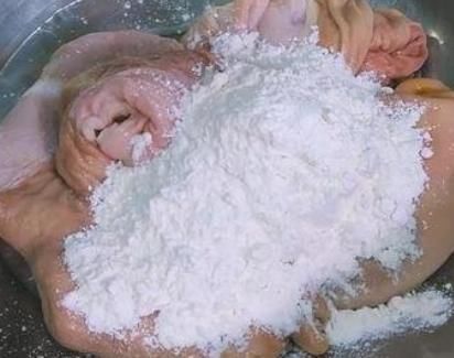 洗大肠时,用盐是大错,学会用2样,轻松洗净无异味,简单快捷!