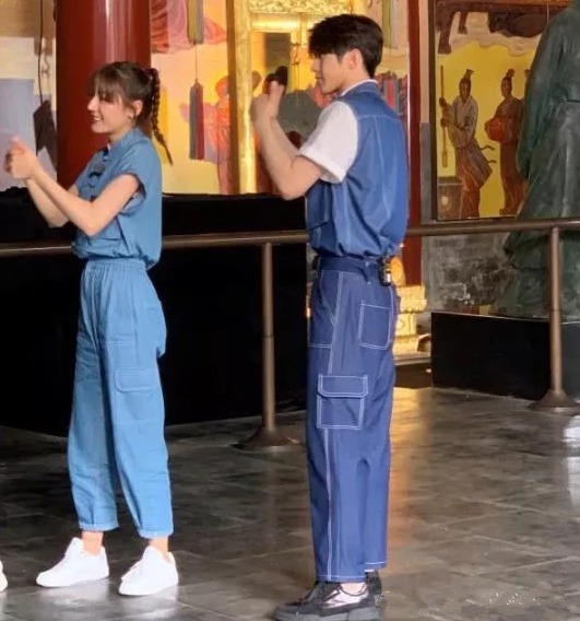 难以置信|网友偶遇蔡徐坤热巴录节目,没了美颜滤镜后,颜值让人难以置信!