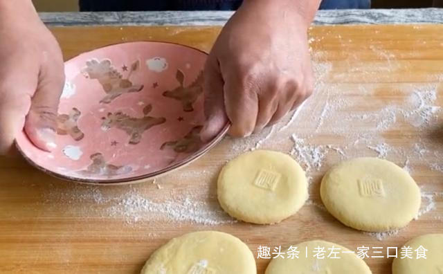 宅在家里做美食，玉米面粗粮发面饼，一压一个，柔软细腻口感好