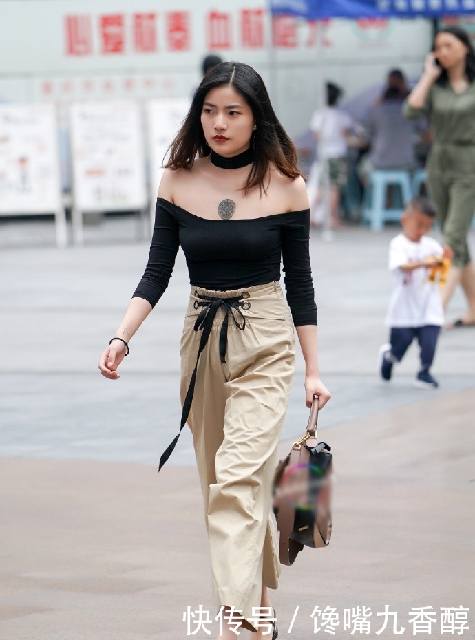 眼球|小姐姐胸口纹纹身,穿一字肩成功将人的眼球吸引到胸前!