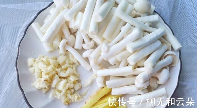 西蓝花炒白玉菇|家常西蓝花炒白玉菇，味道清淡又鲜美，大人小孩都爱吃！