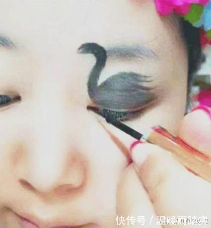 眼皮|女子在眼皮画出黑天鹅,当她眨眼睛的时候,美丽动人