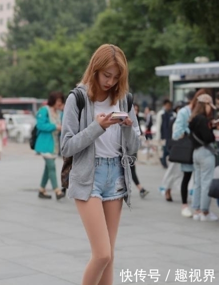 街拍超可爱的小姐姐,大长腿十分亮眼,非常有女人味