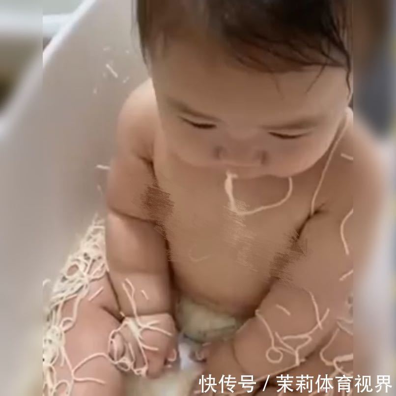食物|萌娃吃面条吃得满身都是,网友:照这样吃,可能得要吃到天荒地老