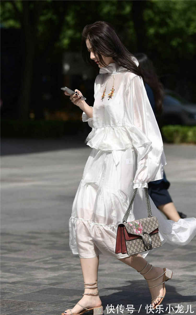 穿搭 小姐姐的这身是非常漂亮的长裙,加上一头黑色长发,看起来更精致