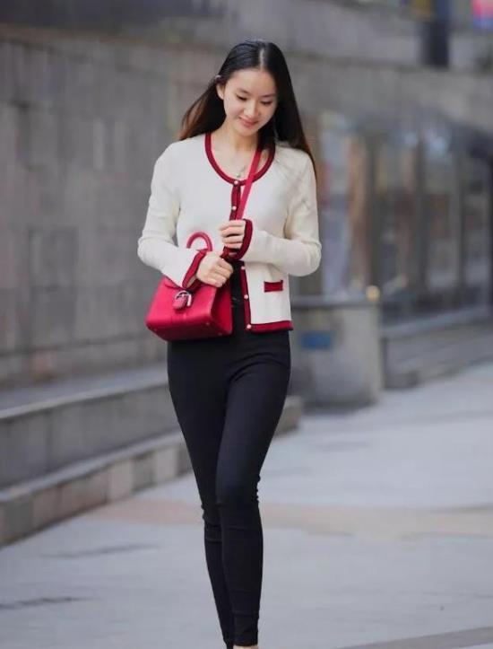 街拍:长发披肩的小姐姐,白色外套配黑色紧身裤,美丽大方