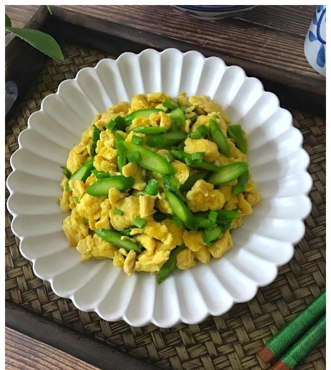 芦笋鸡蛋|夏天，多给家人做此菜，脆爽软嫩，简单易做，吃一盘也没负担