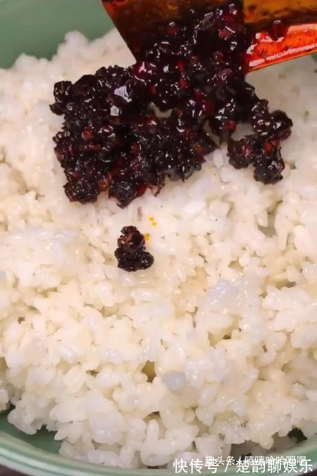 简单美味又不失仪式感，适合崇尚“极简”的你，老干妈拌饭！
