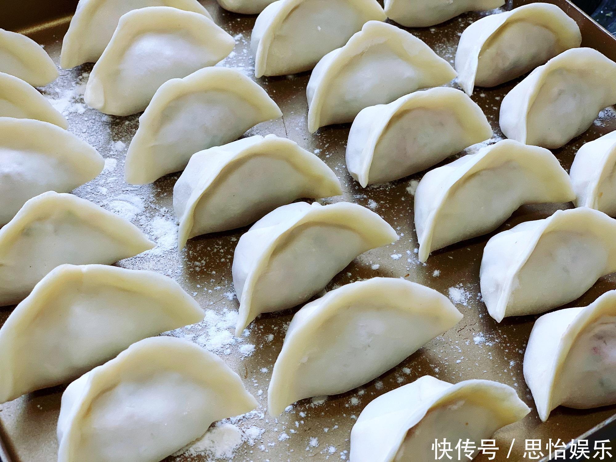 包好的饺子，直接放冰箱并不好，我家这样做，饺子不粘连不破皮