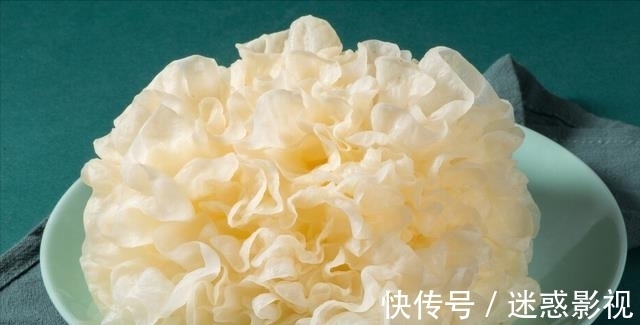 天冷多喝银耳汤，炖银耳汤要想黏稠出胶多，就得记住2个窍门