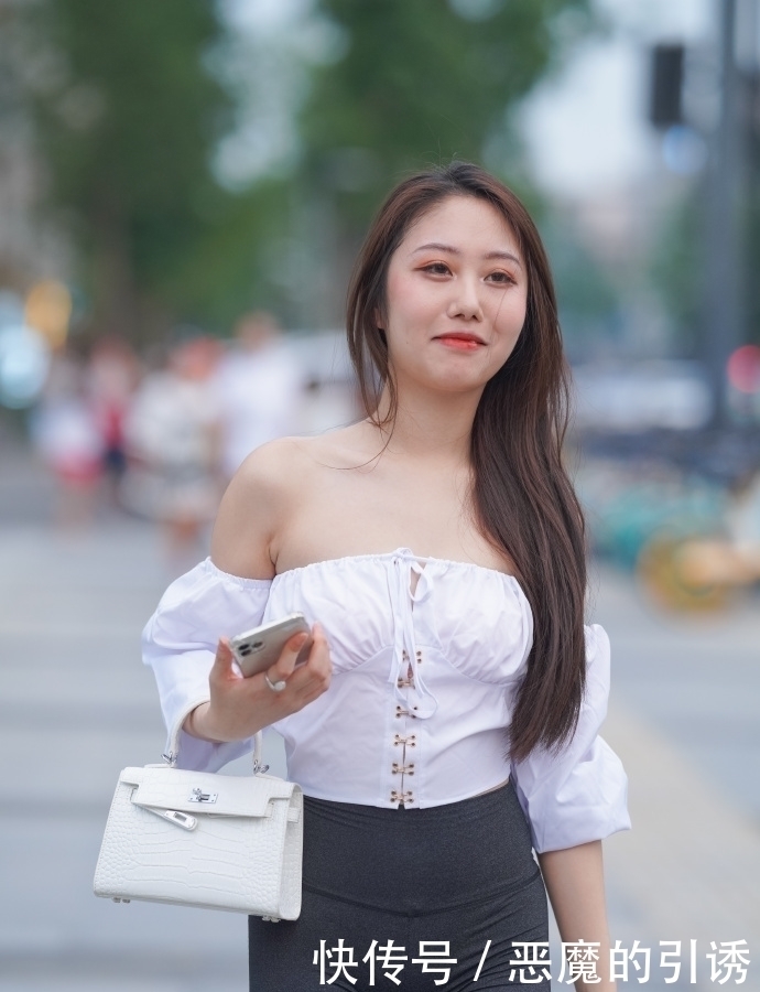 清凉抹胸搭配紧身喇叭裤,遮肉显瘦“秀长腿”,既成熟又清纯