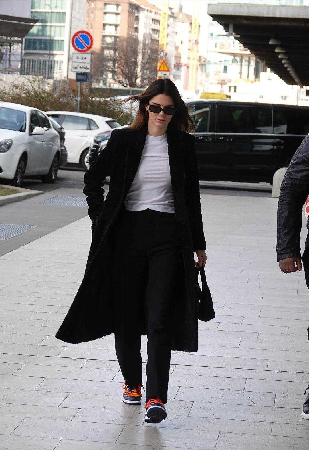 被“张钧甯”气质惊艳!穿黑色大衣搭配牛仔裤走机场,美出新高度