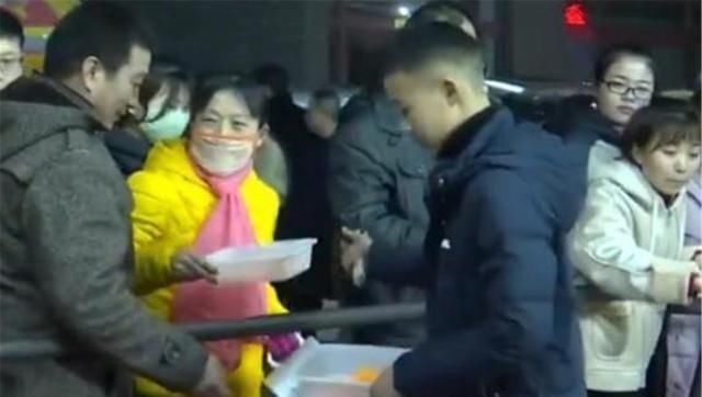 孩子|“商业鬼才”初中生,摆地摊8天赚2万元,网友:经济头脑让人佩服