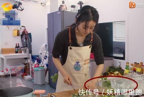 趙麗穎做九孔拍黃瓜，雖賣相十足，可看了用啥裝盤的懵了，原諒我一口吃不下