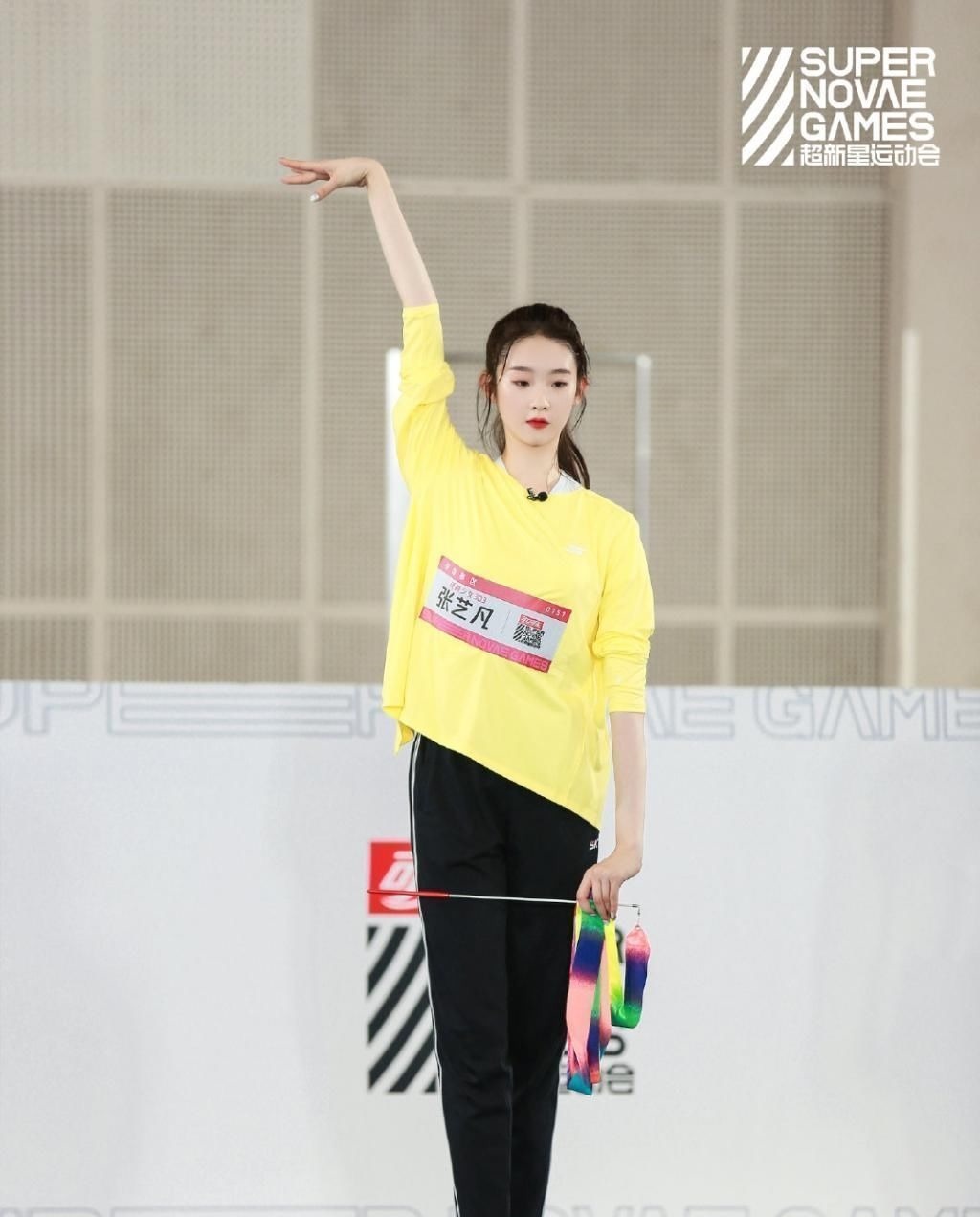 张艺凡再现空中一字马,表演后身体僵硬被两人搀扶,敬业态度让人心疼