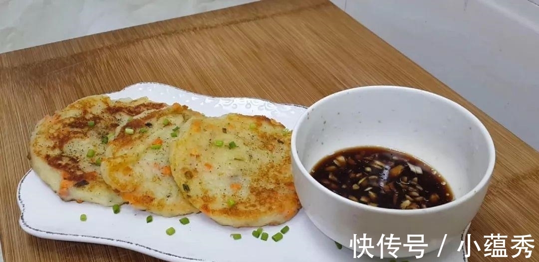 做法|土豆全新做法, 筷子一搅, 做出最好吃的土豆饼, 让你看着就超香吃