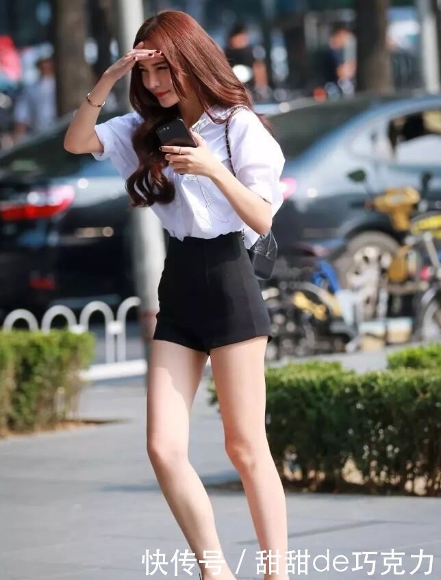 身材|杭州街拍:身材娇小的姑娘,身穿黑色短裤,身材好人也美!