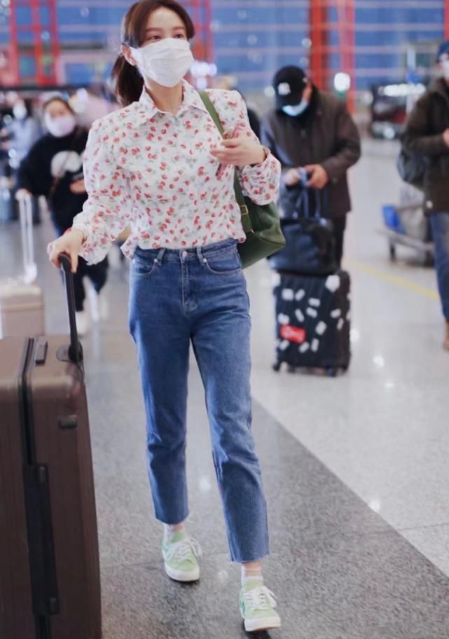 浪漫的碎花元素从不过时,想要穿得清新减龄,这些搭配思路要掌握