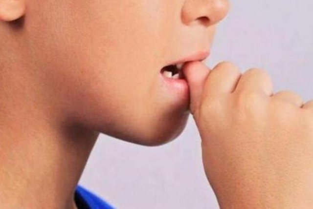 咬指甲|从小爱“咬指甲”的孩子,医生坦言长大后,多半逃不过两种结局