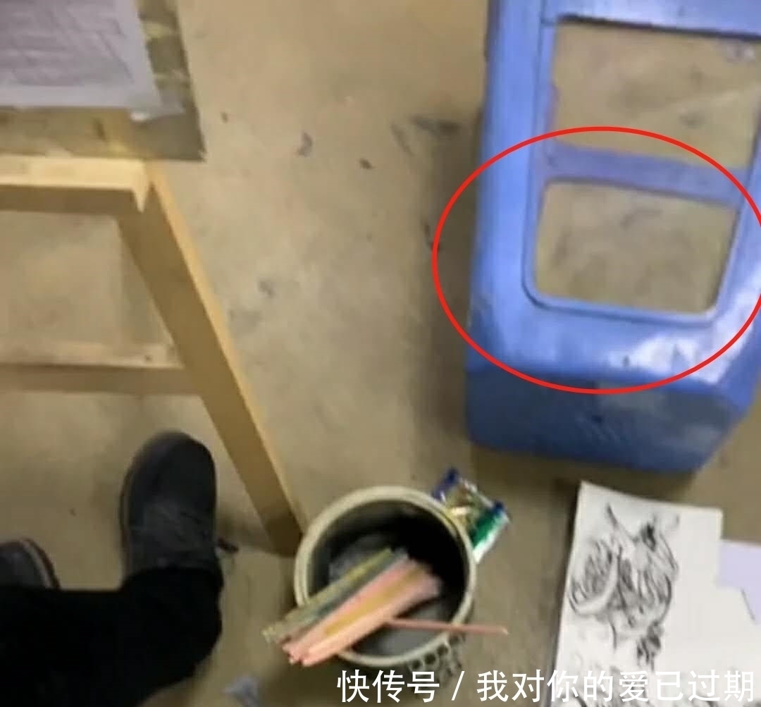 老师!美术生在画室藏泡面,老师差点找瞎了眼,是给泡面穿了吉利服?