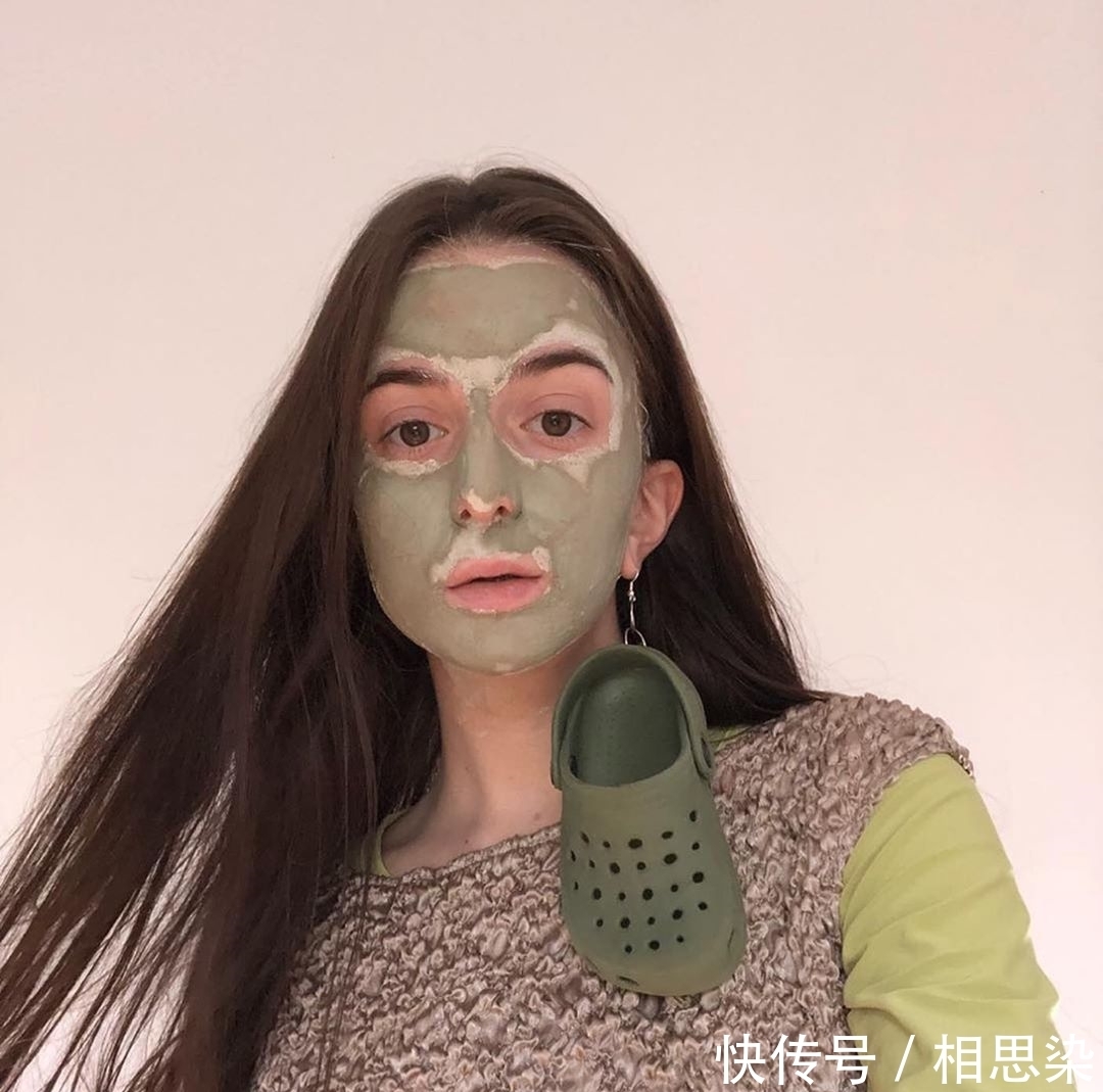 法棍包 凭画风清奇登上热搜，这些“洞洞鞋耳环”跟法棍包包，你敢买吗？