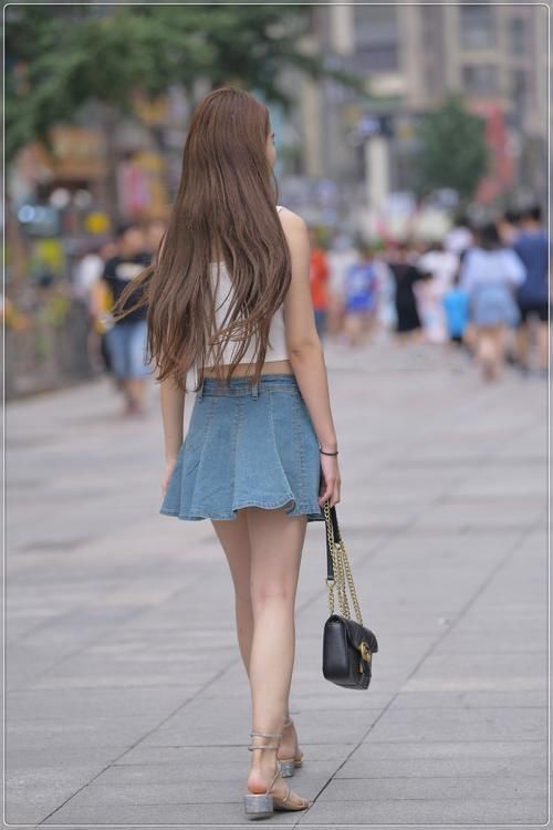 街拍美女：针织吊带搭配牛仔短裙，甜美可爱，淑女范十足