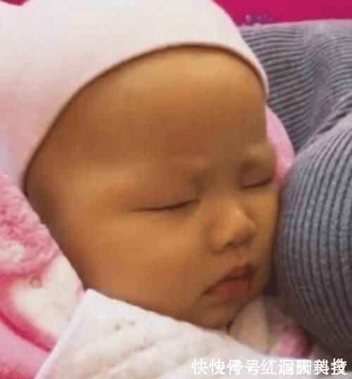 睡眠质量|宝妈为睡安稳觉,做了个假人陪着宝宝,宝宝的表情:不太对劲儿