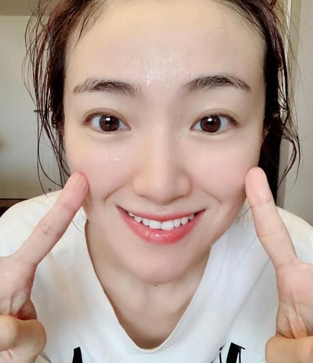 经常不“洗脸”的女人,皮肤都成什么样了?看这几点就很清楚!