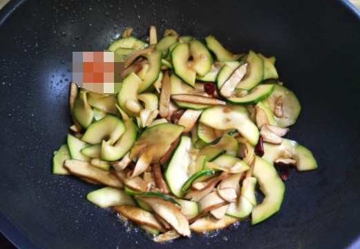 一道素小炒,清新爽口,上桌比肉菜受欢迎