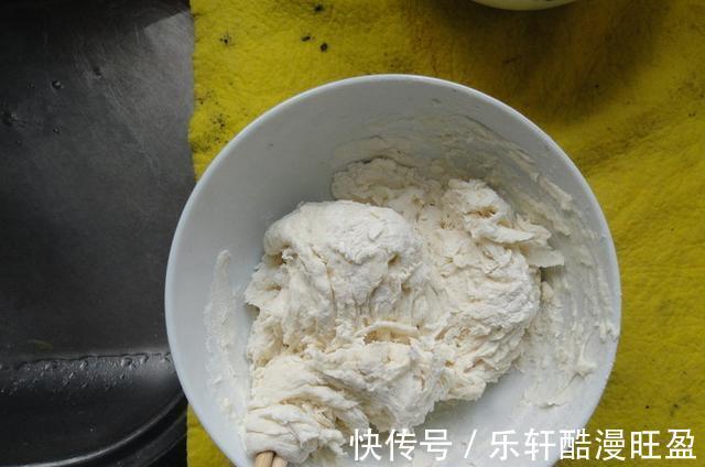 皮薄|“韭菜鸡蛋馅饼”的懒人做法,不揉面不擀面,出锅以后皮薄馅多!