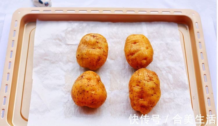 土豆的创意吃法,放进烤箱里面一烤,外脆里软,相当好吃