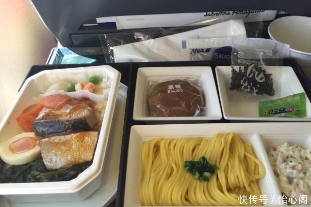 让人|中国飞机餐VS国外飞机餐,看完印度的我,直接把手里餐“扔了”