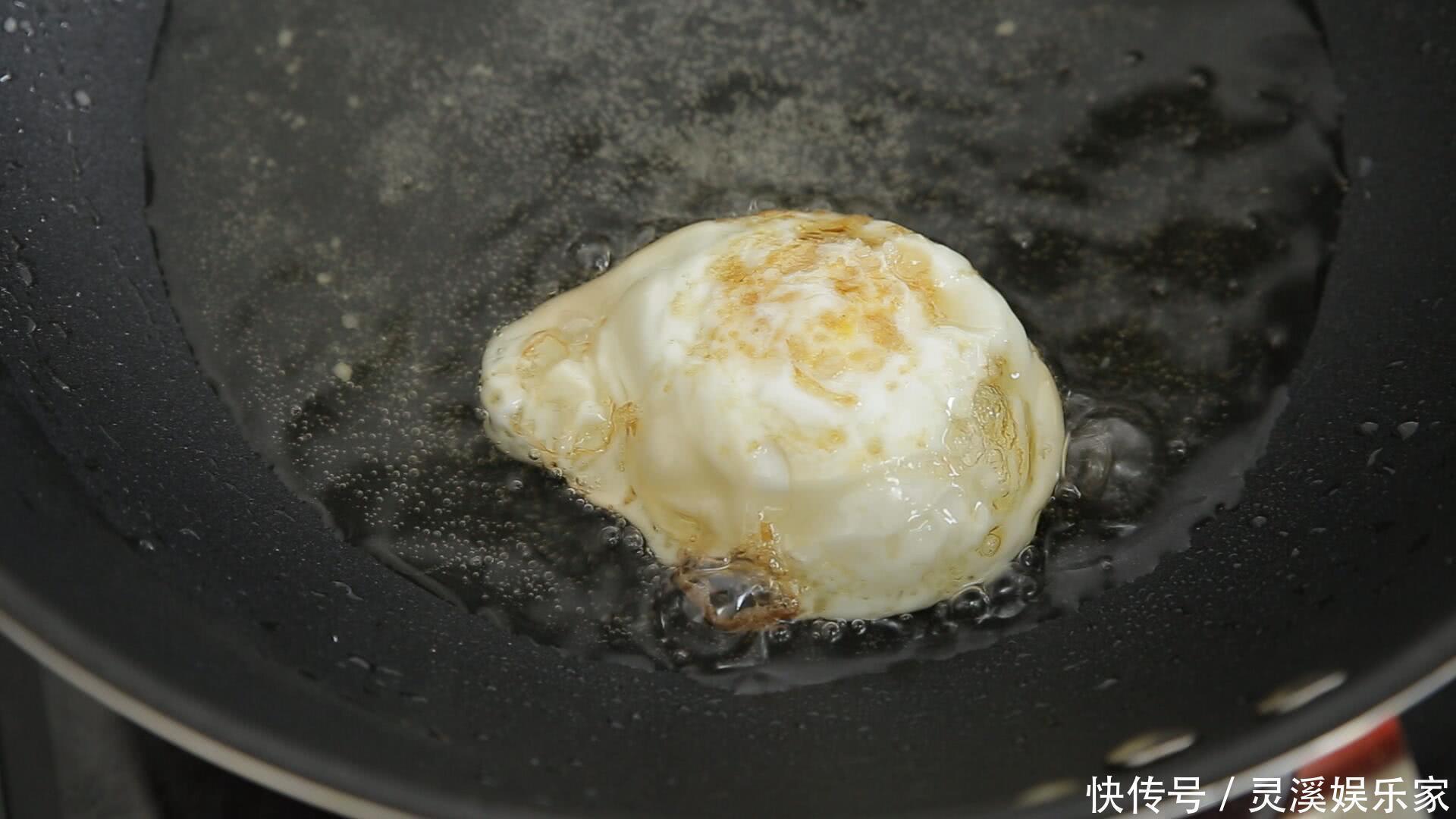 煎荷包蛋时,油里多放一样东西,荷包蛋又圆又嫩,0失误还不粘锅