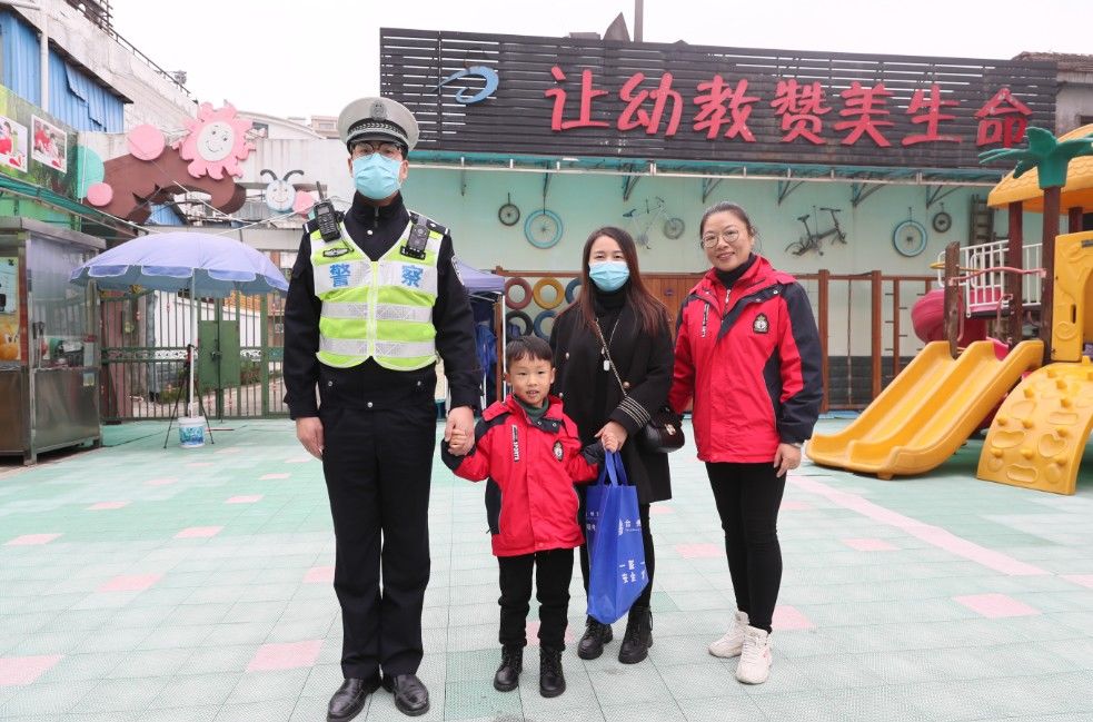 小朋友|超暖心！台州萌娃手工DIY礼物送交警，交警“回礼”了