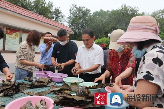 端午节|包粽子、学民俗 日照街道星明社区为老年人送上端午祝福