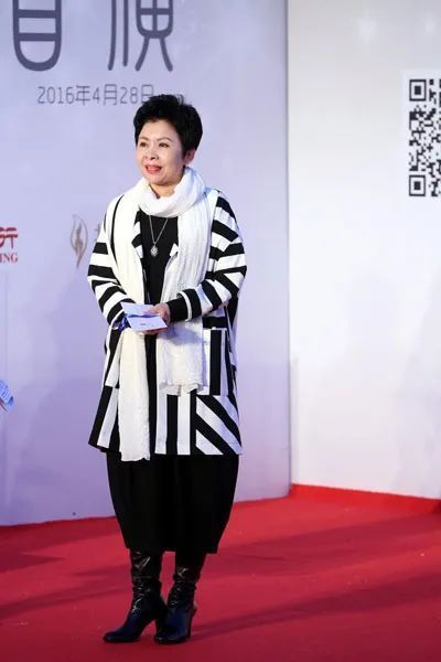 厉害|大家都是认识董文华的,可以说她整个人在唱歌方面还是比较厉害