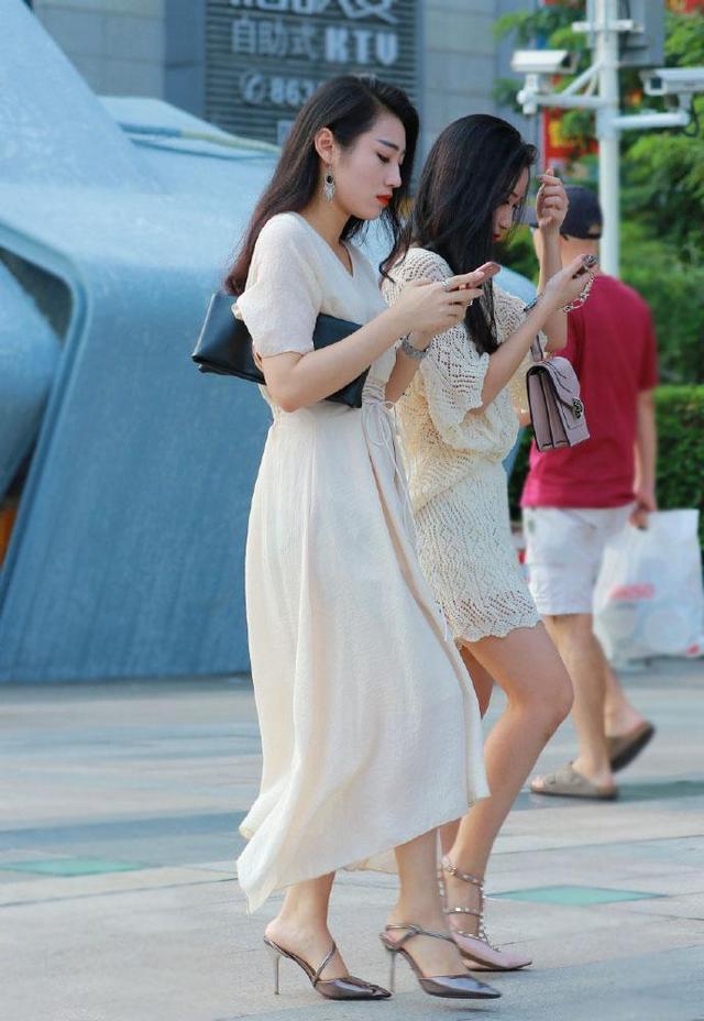 街拍:小姐姐的长相甜美,穿搭端庄,个性十足