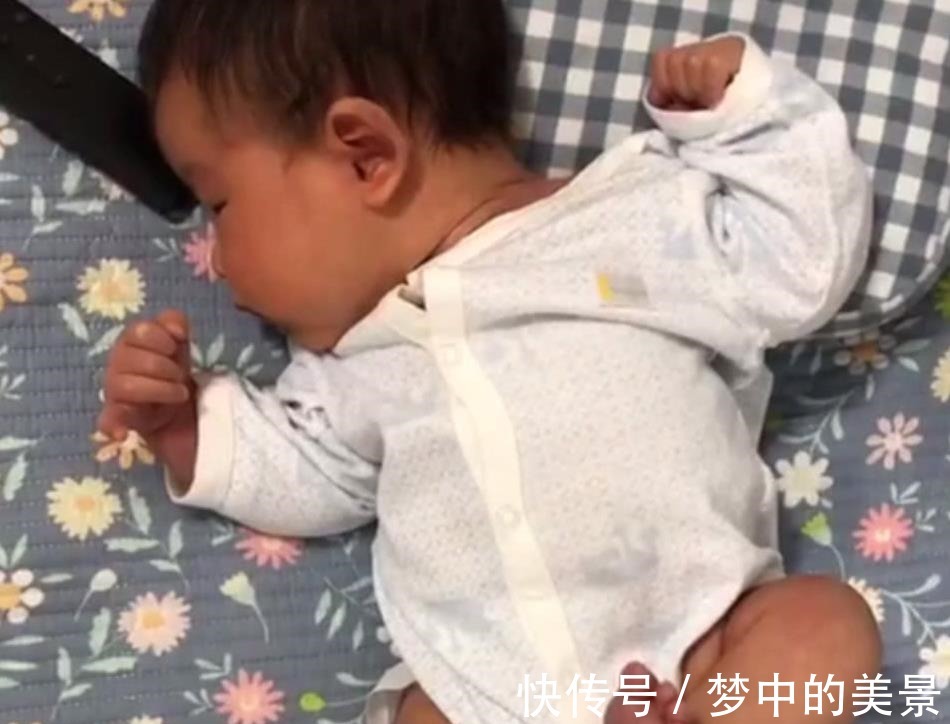 妈妈|妈妈陪宝宝玩,突然发现宝宝一动也不动,接下来妈妈笑喷了