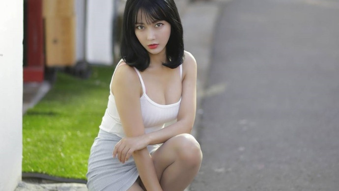 包臀裙 美女白色的背心搭配紧身包臀裙, 风情满满有些妩媚, 好喜欢