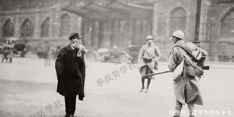 一战|一战经典瞬间 残酷的战争中 英军在前线戴着防毒面具踢足球!