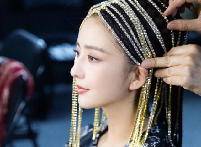 顏值擔當|佟麗婭女團造型引爭議,被指毫無辨識度,還被認成是“秦牛正威”