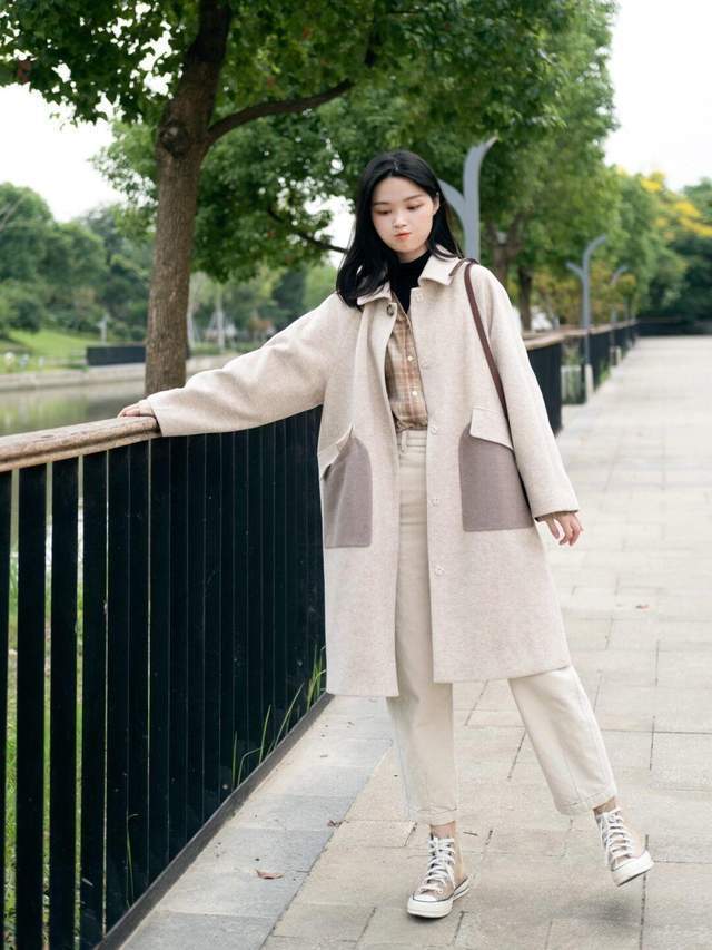 穿搭|秋天不知道该穿什么外套?这4件风衣就够了,适合30岁的女人借鉴