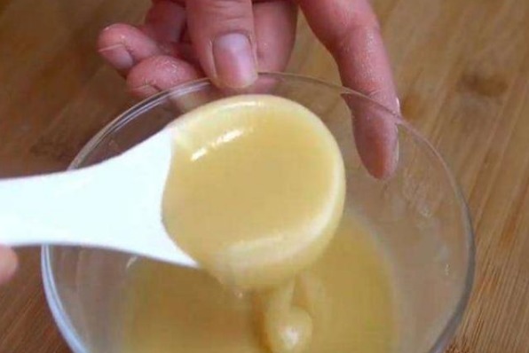 烙饼|烙饼又干又硬?有人开水烫面,有人多抹油,都错了!教你正确做法