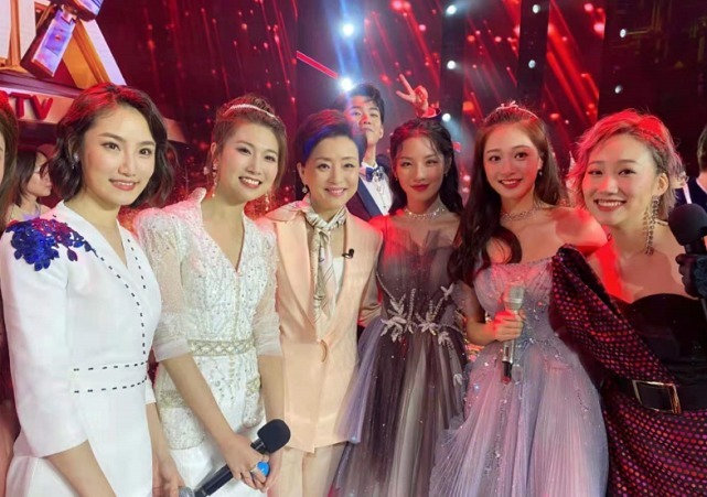 大会|庆祝大会领诵女孩火了!穿白衬衫昂首挺胸超美,170身材不输模特