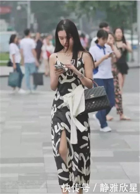 背心|街拍:小美女身穿背心搭配宽松裤,显得清纯干练,展现出自然美感