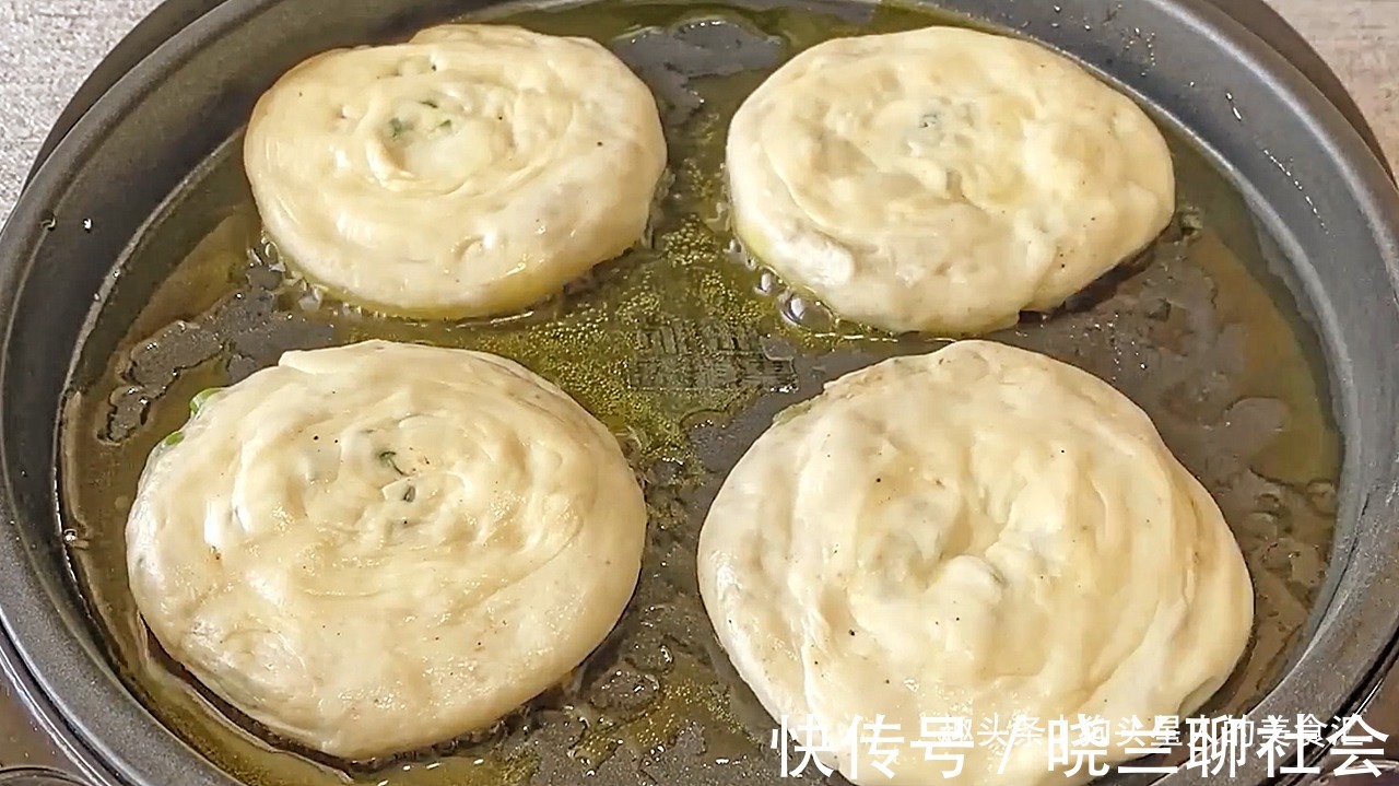 做法|葱油饼家常做法，记住关键3点，做的饼外酥里软，比早餐店的好吃