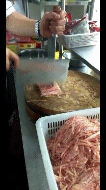 |搞笑GIF：都建功立业了，还是改不掉看见妹子就想抱的冲动