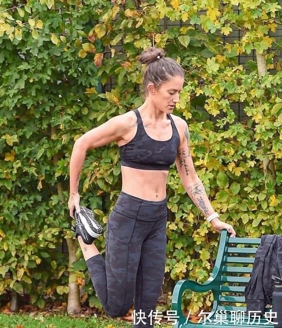 公园|女星凯蒂·维索伦敦公园健美拍照，她有着特别的魅力