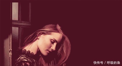 丸子头已经不实行了,今年流行苹果头,减龄显脸小